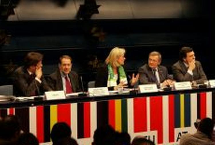 Afslutningen på topmødet i Bruxelles. Fogh siger, at unionen har fået hul på den vanskelige sag om servicedirektivet. - Foto: AP 