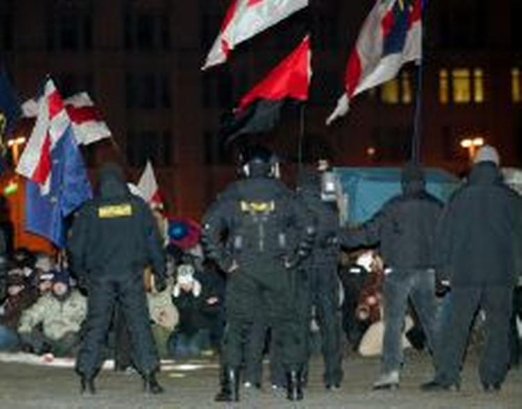 Politiets rydning af demonstrationen i Minsk foregik relativt fredeligt, fortæller folk fra Oktoberpladsen i Minsk. - Foto: AP 