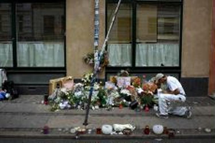 Blomster og breve på det sted på Nørrebro, hvor en 24-årig mand blev dræbt af skud. - Arkivfoto: Martin Lehmann 