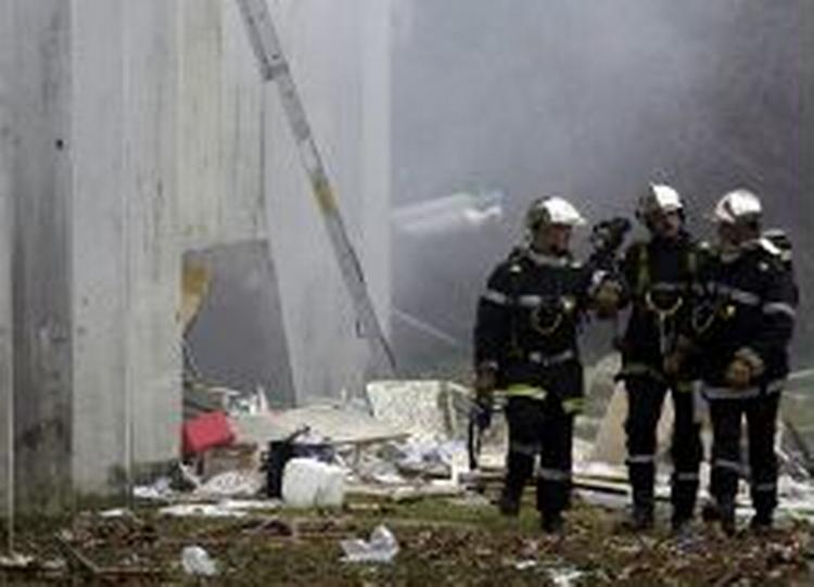 Brandfolk måtte slukke brande flere steder i bygningen efter eksplosionen. - Foto: AP 