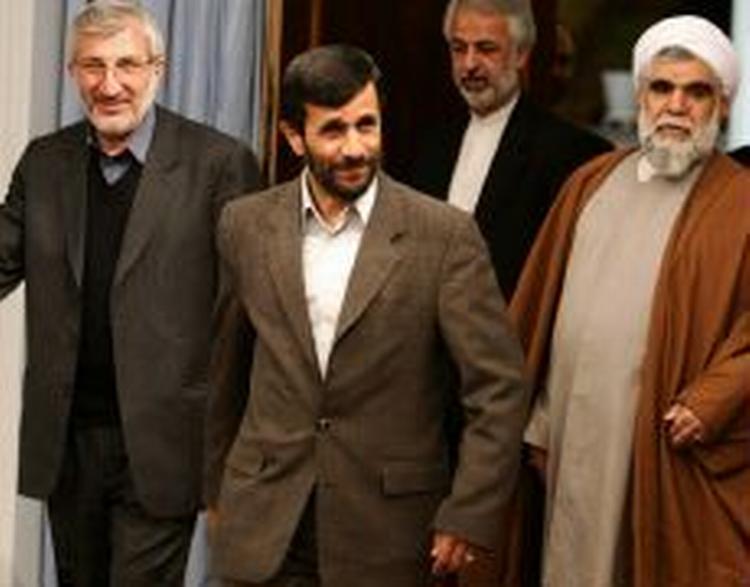 Irans præsident Mahmoud Ahmadinejad er i gang med at samle støtte i den arabiske verden. På fotoet ses han i dag før mødet med den syriske vicepræsident Farouk al-Sharaa i Teheran. - Foto: AP 