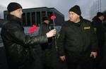 En demonstrant giver blomster til politiet ved Oktoberpladsen i Minsk. I dag brød demonstranter gennem politiets afspærringer. - Foto: AP 