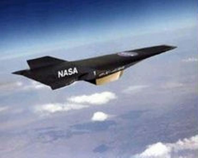 NASA har formået at konstruere en raketmotor, der på et tidspunkt vil kunne klare turen Sidney-London på to timer. Et tidligere raketfly X-43A ses her i en model. - Foto: NASA 