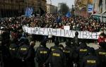Demonstranter samles i tusindvis i Hvideruslands hovedstad Minsk for at protestere mod præsident Lukasjenko. - Foto: AP 