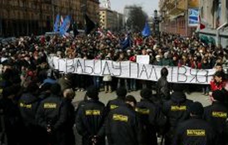 Demonstranter samles i tusindvis i Hvideruslands hovedstad Minsk for at protestere mod præsident Lukasjenko. - Foto: AP 