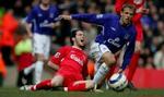 Liggende Luis Garcia fra Liverpool og Phil Neville fra Everton scorede begge, men sidstnævnte i eget net, da Liverpool vandt lokalopgøret. - Foto: AP 