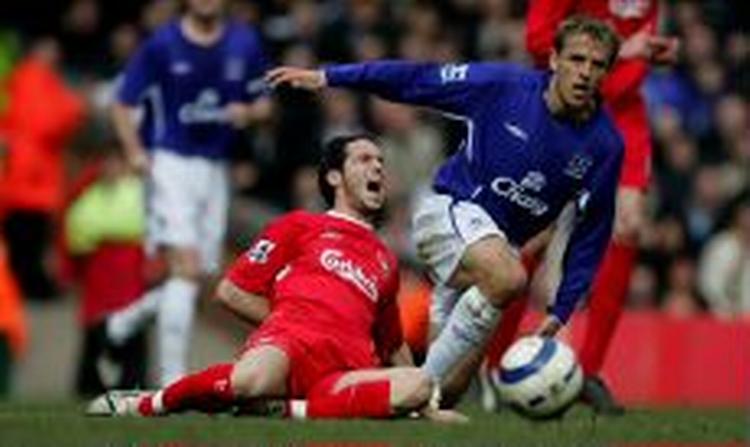 Liggende Luis Garcia fra Liverpool og Phil Neville fra Everton scorede begge, men sidstnævnte i eget net, da Liverpool vandt lokalopgøret. - Foto: AP 