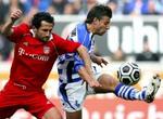 Bayerns Hasan Salihamidzic kæmper for bolden i kampen mod Duisburg. Bayern vandt og kører sikekrt mod endnu et mesterskab. - Foto: AP 