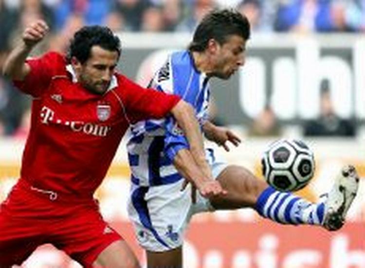 Bayerns Hasan Salihamidzic kæmper for bolden i kampen mod Duisburg. Bayern vandt og kører sikekrt mod endnu et mesterskab. - Foto: AP 