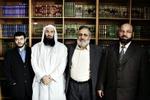 Den danske iman-delegation fik ikke gjort noget ved boykotten af danske varer ved mødet i Bahrain, men Akkari (tv) og Abu Laban (nr. 3 fra venstre) kom hjem til politiafhøringer. - Foto: Thomas Borberg 
