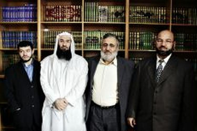 Den danske iman-delegation fik ikke gjort noget ved boykotten af danske varer ved mødet i Bahrain, men Akkari (tv) og Abu Laban (nr. 3 fra venstre) kom hjem til politiafhøringer. - Foto: Thomas Borberg 