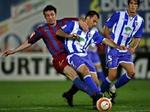 Malagas Gerardo tackles af Barcelonas Marc van Bommel i en kedelig kamp i feriebyen. Med 0-0 bevarer Malaga håbet om at undgå nedrykning. - Foto: AP 