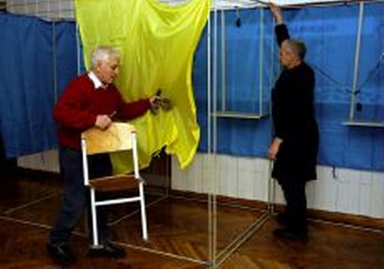 Valget i Ukraine er gået i gang i dag. Her ses valgtilforordnede gøre klar til valget i et stemmelokale i hovedstaden Kiev. - Foto: AP 
