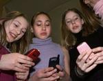 Her sendes der søde beskeder mellem pigerne. Men antallet af trusler sendt via sms er stigende i Danmark. - Arkivfoto: Mette Ragner 