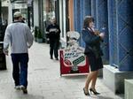 Nu vil Skotland slukke cigaretten. Irland var først med forbud på offentlige steder. Her ses en rygende kvinde i Irland uden for en bar. - Arkivfoto: AP 