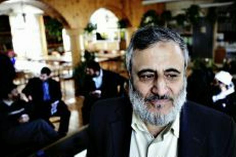 Iman Abu Laban afhøres mandag om den 'martyraktion', han omtalte i et tv-klip. Også Ahmed Akkari (i baggrunden) skal afhøres. - Foto: Thomas Borberg 