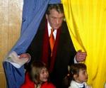 Ukraines præsident Viktor Justjenko afgiver sin stemme ved valget i dag. Han står til at tabe valget. - Foto: AP 