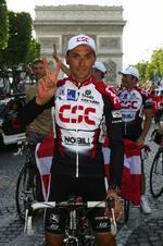 CSC's Ivan Basso viser sejrstegn efter andenpladsen i Tour de France sidste år. Nu er han kommet godt i gang med 2006. - Arkivfoto: AP 