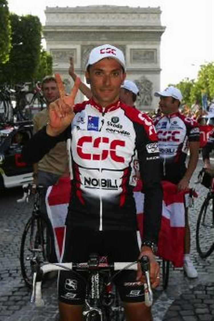 CSC's Ivan Basso viser sejrstegn efter andenpladsen i Tour de France sidste år. Nu er han kommet godt i gang med 2006. - Arkivfoto: AP 
