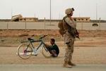 Amerikanske tropper var i aktion flere steder i Irak i dag. Et sted fandt amerikanerne et hemmeligt bunker kompleks med fanger. - Foto: AP 