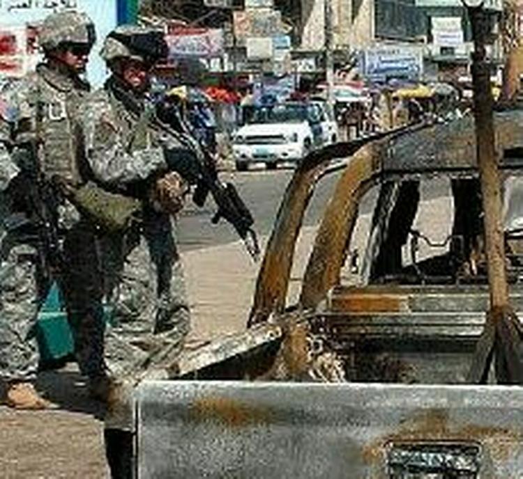 Amerikanske soldater i Irak inspicerer et område, der er ramt af en vejsidebombe. - Foto: AP 
