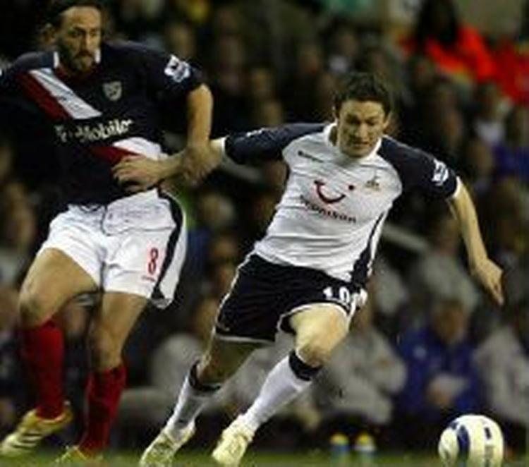 Robbie Keane sikrede sejren til Tottenham med to mål i slutningen af kampen. - Foto: AP 