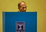 Israels fungerende premierminister Ehud Olmert afgiver sin stemme ved dagens valg i Israel. - Foto: AP 