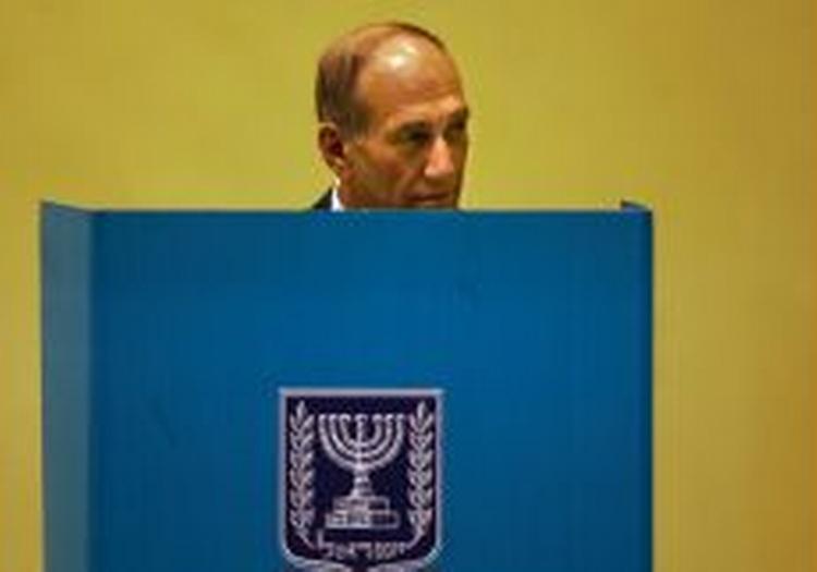Israels fungerende premierminister Ehud Olmert afgiver sin stemme ved dagens valg i Israel. - Foto: AP 