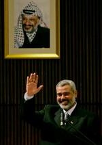 Den kommende premierminister for de palæstinensiske selvstyreområder, Hamas-lederen Ismail Haniyeh lagde ud med en mild tale, da han blev taget i ed. - Foto: AP 