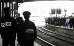 Togstationerne i Paris var tætbefolkede men uden tog, da en storstrejke i dag lammede den kollektive trafik. - Foto: AP 