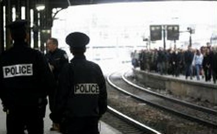 Togstationerne i Paris var tætbefolkede men uden tog, da en storstrejke i dag lammede den kollektive trafik. - Foto: AP 