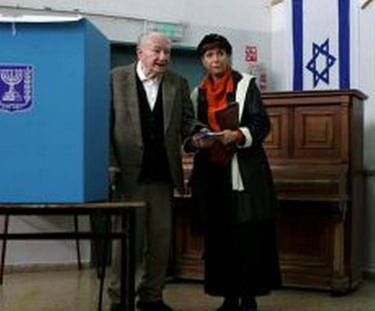 En israelsk mand får hjælp af et familiemedlem til at afgive sin stemme ved parlamentsvalget i Israel. - Foto: AP 