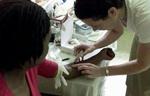 En kvinde testes for hiv i en klinik i et slumkvarter nær Johannesburg i Sydafrika. - Arkivfoto: AP 