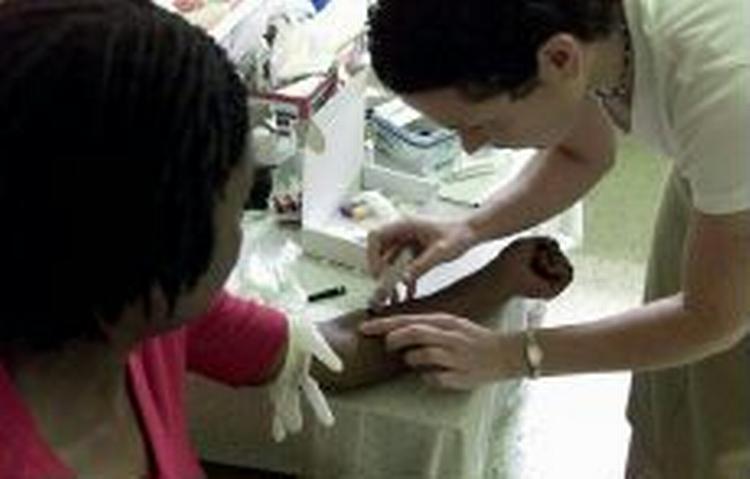 En kvinde testes for hiv i en klinik i et slumkvarter nær Johannesburg i Sydafrika. - Arkivfoto: AP 