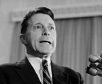 Caspar Weinberger fotograferet under en tale i 1975. - Arkivfoto: AP 