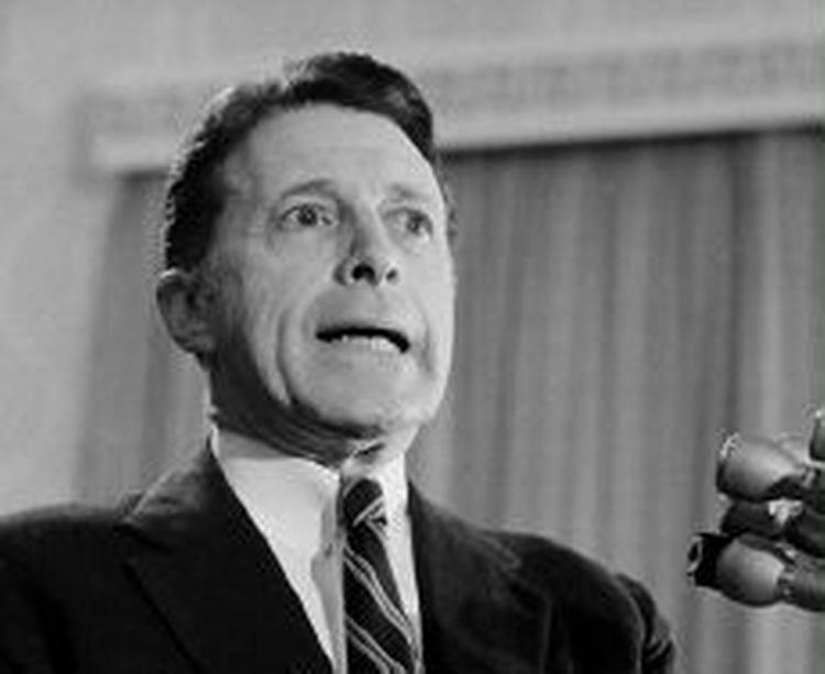 Caspar Weinberger fotograferet under en tale i 1975. - Arkivfoto: AP 