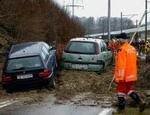 Det pludselige tøvejr førte blandt andet til dette mudderskred i byen Riedtwil i Schweiz. Ingen kom alvorligt til skade ved uheldet. - Foto: AP 