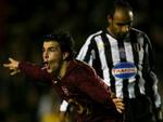 Cesc Fabregas (tv.) jubler efter sin scoring, mens Juventus' Emerson ærgrer sig. - Foto: AP 