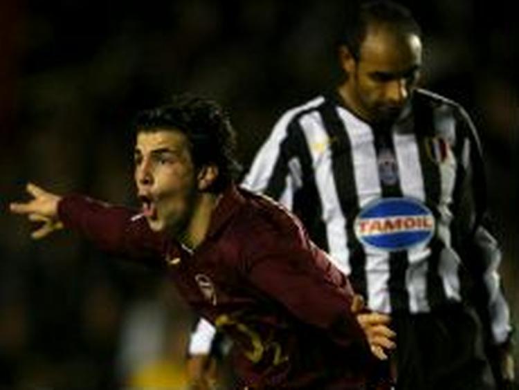 Cesc Fabregas (tv.) jubler efter sin scoring, mens Juventus' Emerson ærgrer sig. - Foto: AP 