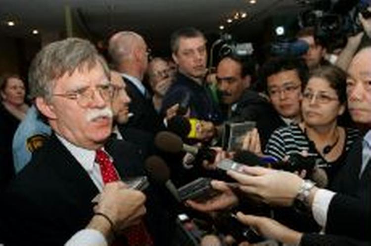 USA's FN-ambassadør John Bolton udtaler, at kun »den sidste bro« skal krydses. før der er enighed i Sikkerhedsrådet om en resolution omkring Irans atomprogram. - Foto: AP 