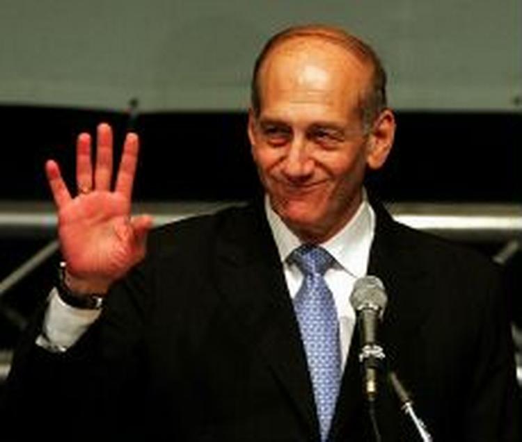 Ehud Olmert takker for opbakningen. Væggene i hans hovedkvarter var prydet af Sharon-portrætter - ikke et eneste billede forestillede ham selv. - Foto: AP 