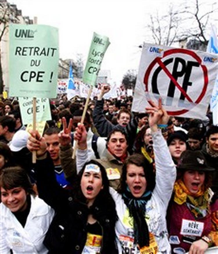»Hvorfor kan regeringen ikke bare trække den lov tilbage?«, spurgte hundredtusinder af vrede demonstranter på gaden i Paris i går. - Foto: Magali Corouge 