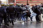 De franske politistyrker fulgte en aggressiv kurs under gårsdagens demonstrationer og får stor ros fra minister. - Foto: AP 