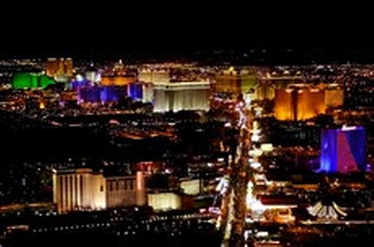 Las Vegas og The Strip (Strimlen) med alle kasinoerne. Masser af tiltrækninger - 'attractions' - som det hedder på lasvegastravelog.com. - Arkivfoto: AP 