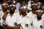 Skolebørn i Ghanas hovedstad Accra med de påkrævede sikkerhedsbilleder. - Foto: AP 
