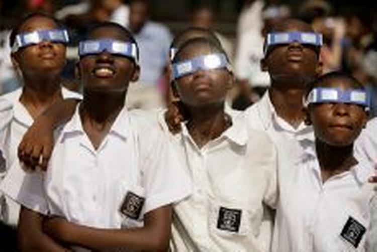 Skolebørn i Ghanas hovedstad Accra med de påkrævede sikkerhedsbilleder. - Foto: AP 