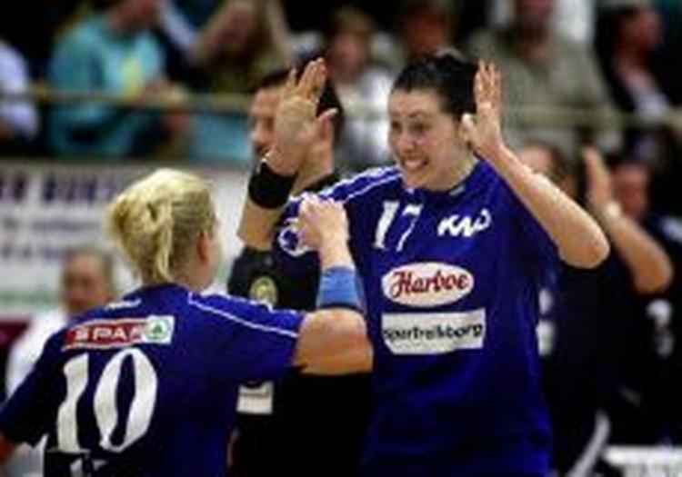 Bojana Petrovic og Rikke Hørlykke kan juble over at Slagelse er klar til at spille om DM-guld. - Arkivfoto: Morten Overgaard 
