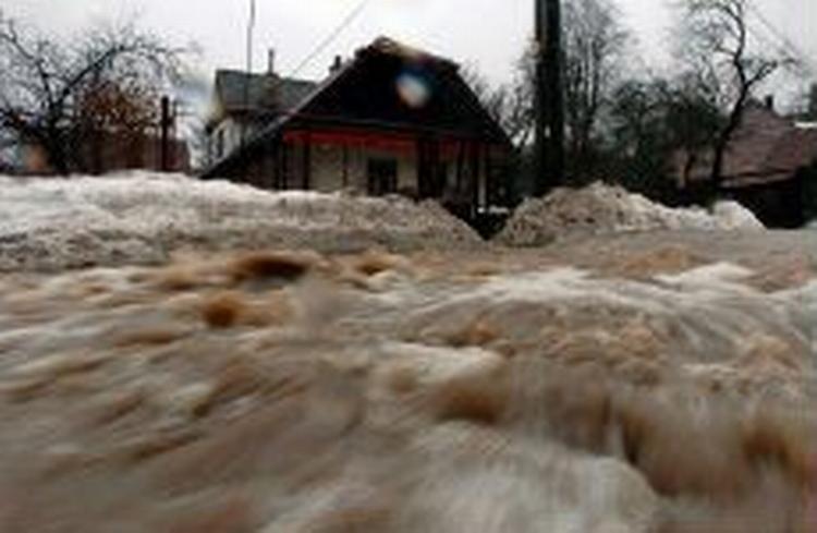 I nabolandet Slovakiet har myndighederne også slået alarm om forhøjet vandstand og overhængende fare for alvorlige oversvømmelser. - Foto: AP 