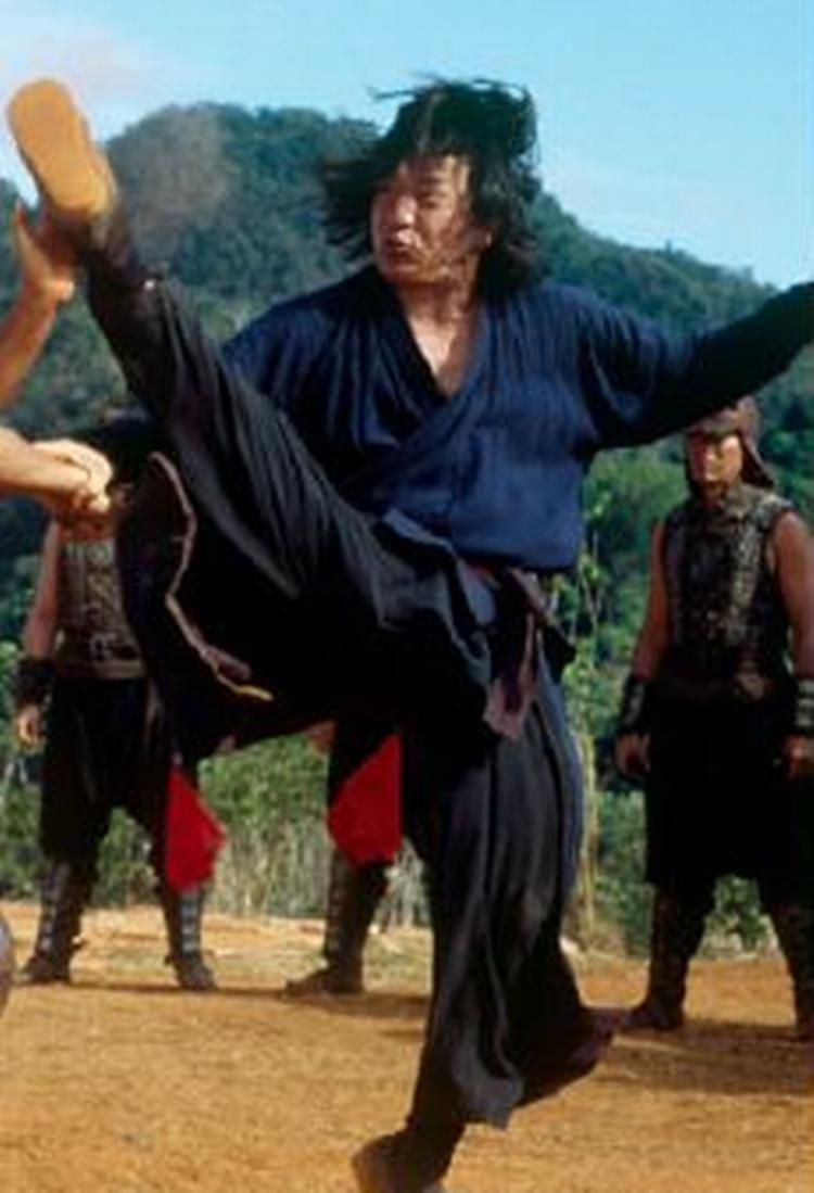 Hollywood skal have sin nye kung fu-stjerne. Her ses Jackie Chan i en scene fra Jorden Rundt i 80 Dage. - Foto: Nordisk Film 