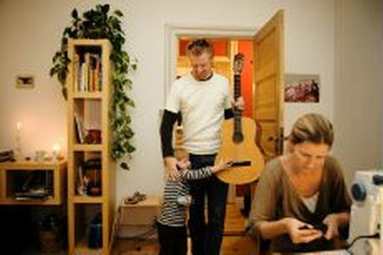 Steen Clausen og hans kone Kristine Walter har begge tilmeldt sig efterlønsordningen. Men unge ser generelt ud til at tøve over for ordningen. - Arkivfoto: Mads Nissen 